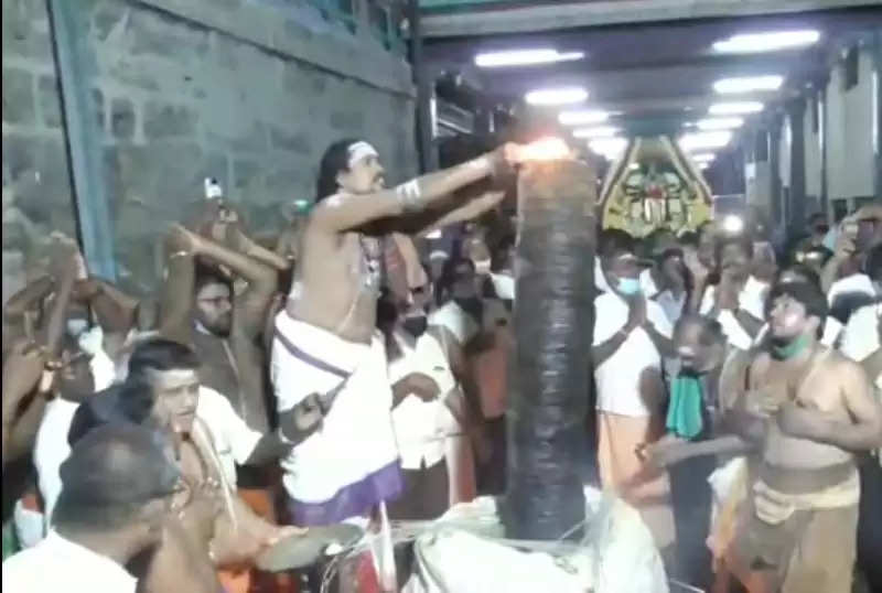 திருத்தணி முருகன் கோயிலில் பிரம்மாண்ட தீபம் ஏற்றி வழிபாடு