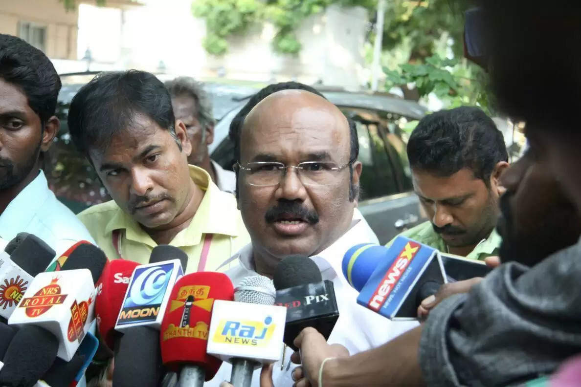 கம்ப்ளைண்ட் கொடுத்தும் போலீஸ் ஏற்கவில்லை: ஜெயக்குமார் மீது மகளிர் ஆணையத்தில் புகார்