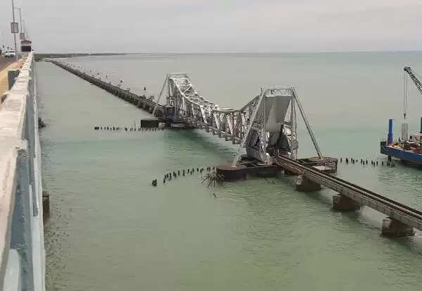 பாம்பன் பாலத்தில் ரயில் சேவை ரத்து... 