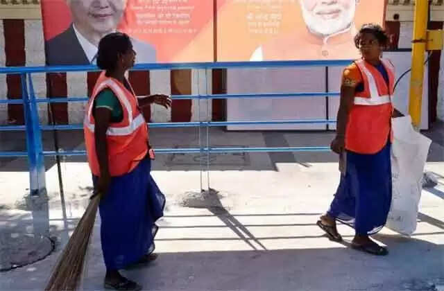 பாராட்டு வேண்டாம் பணம் கொடுங்கள் ! துப்புரவு பணியாளர் கோரிக்கை !