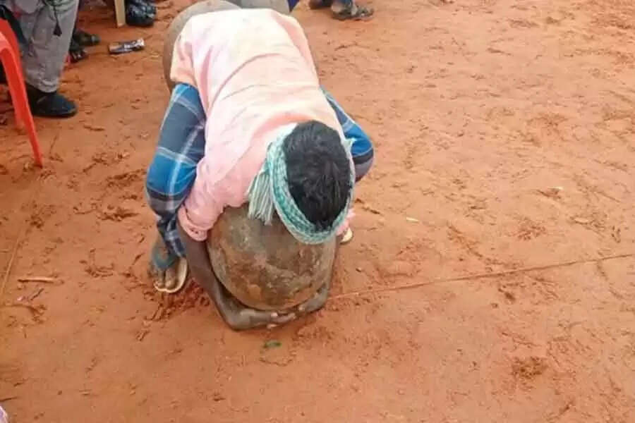 இளவட்டக்கல் போட்டியில் அலப்பறை செய்த ‘குடி’மகன்!