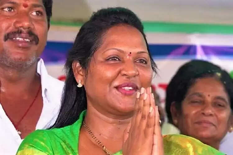 ‘நீங்க விநாயகர் பந்தலுக்குள் போன மாசு ஏற்படும்’ : பெண் எம்எல்ஏ-வை தடுத்து நிறுத்திய கும்பல்!