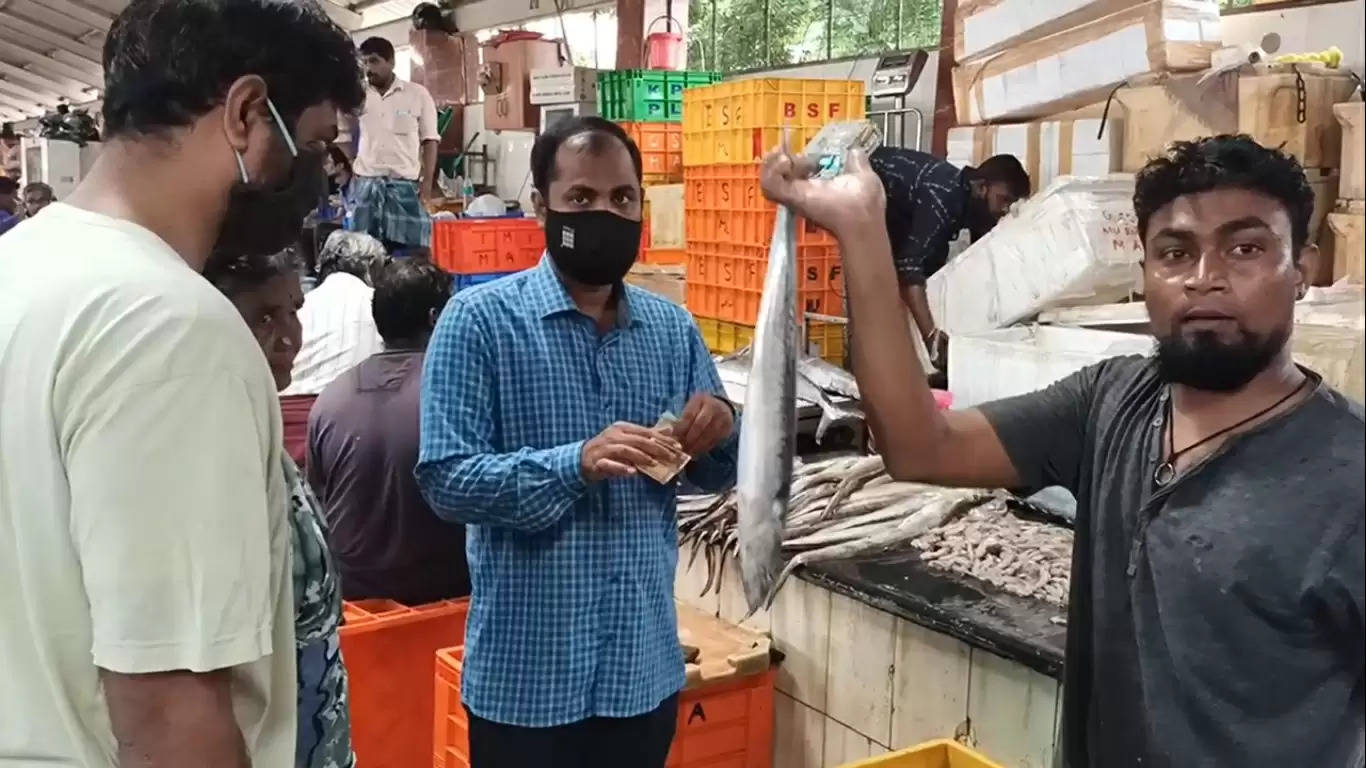 சென்னை- வானகரம் மீன் மார்க்கெட்டில் திரண்ட பொதுமக்கள்