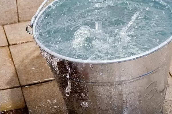 பழனிமலை முருகனுக்கு அரோகரா… ஒரு பக்கெட் தண்ணி பத்து ரூபா…