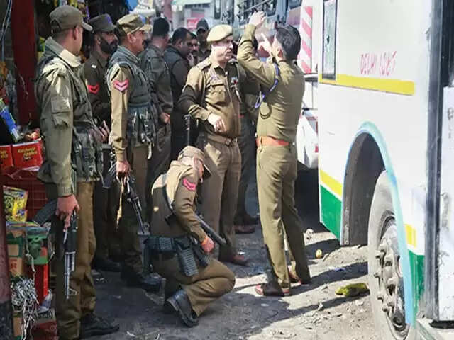 2 நாட்களில் மோடி ஜம்மு காஷ்மீர் பயணம்.. அடுத்தடுத்து அரங்கேறும் தீவிரவாத தாக்குதல்.. 9 பேர் சுட்டுக்கொலை..