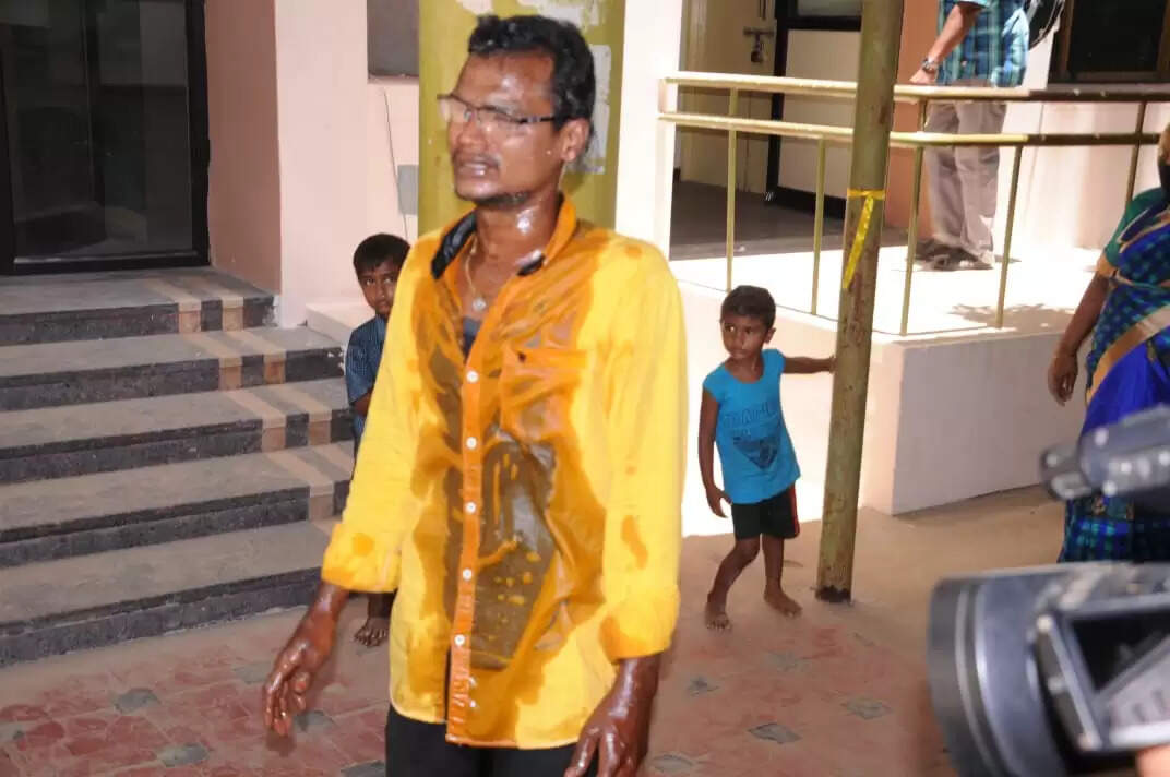 ஈரோடு ஆட்சியர் அலுவலகத்தில் தீக்குளிக்க முயன்ற இளைஞரால் பரபரப்பு!