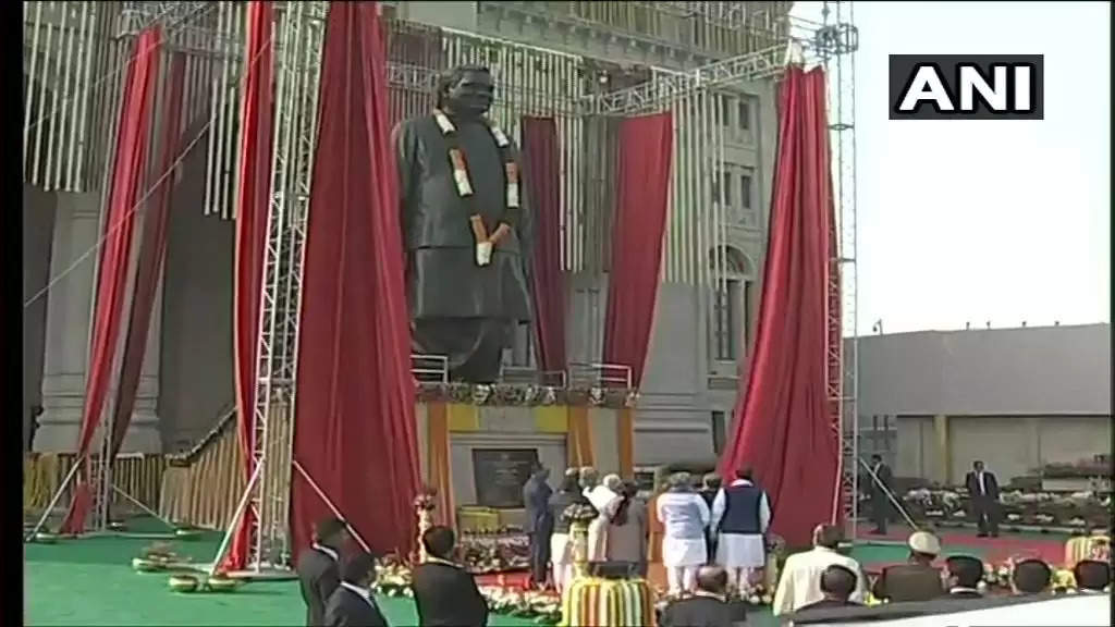 வாஜ்பாய் 95-வது பிறந்த நாள் : லக்னோவில் 25 அடி வெண்கலச் சிலை திறப்பு !
