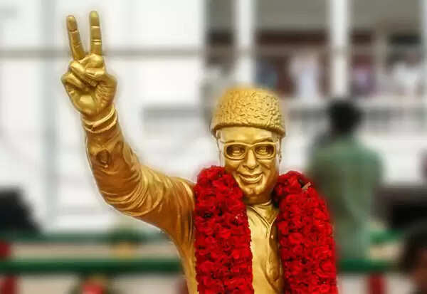 இலவச வேட்டி சேலை முதல் இலவச ஆம்புலன்ஸ் வரை அத்துணை திட்டத்திற்கு சொந்தக்காரர் எம்.ஜி.ஆர்