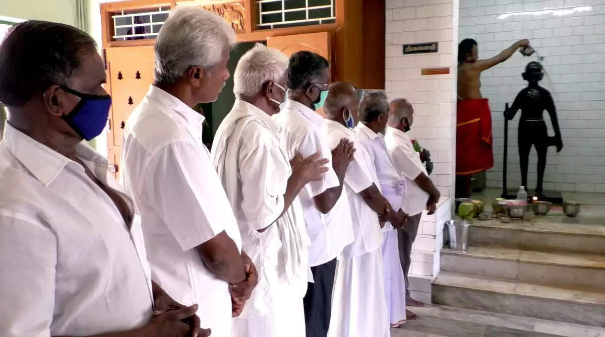 காந்திக்கு கோயில் கட்டி வழிபாடு – சிலைக்கு பால், பன்னீர் அபிஷேகம் !