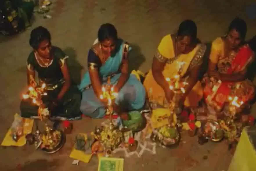 மதுரை: நவராத்திரி விளக்குபூஜையில், பேஸ்புக் நேரலையில் பங்கேற்ற பெண்கள்