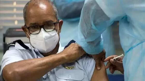 2 டோஸ் தடுப்பூசிக்கும் ஒரே செல்பொன் எண்ணை பயன்படுத்த வேண்டும் - மத்திய சுகாதாரத்துறை அறிவுறுத்தல்..  