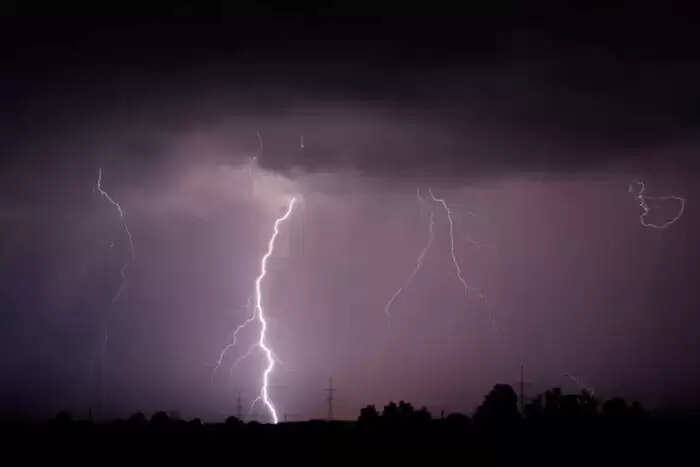 தமிழகத்தில் இடி, மின்னலுடன் கூடிய கனமழைக்கு வாய்ப்பு – வானிலை ஆய்வு மையம் தகவல்