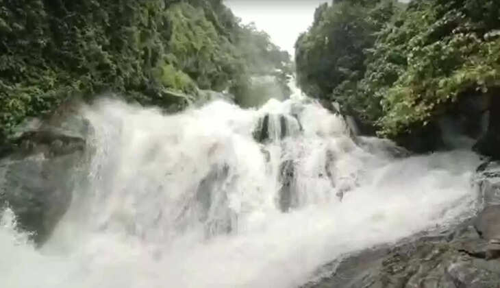 குற்றாலம்  நீர்வீழ்ச்சிகளில் வெள்ளப்பெருக்கு