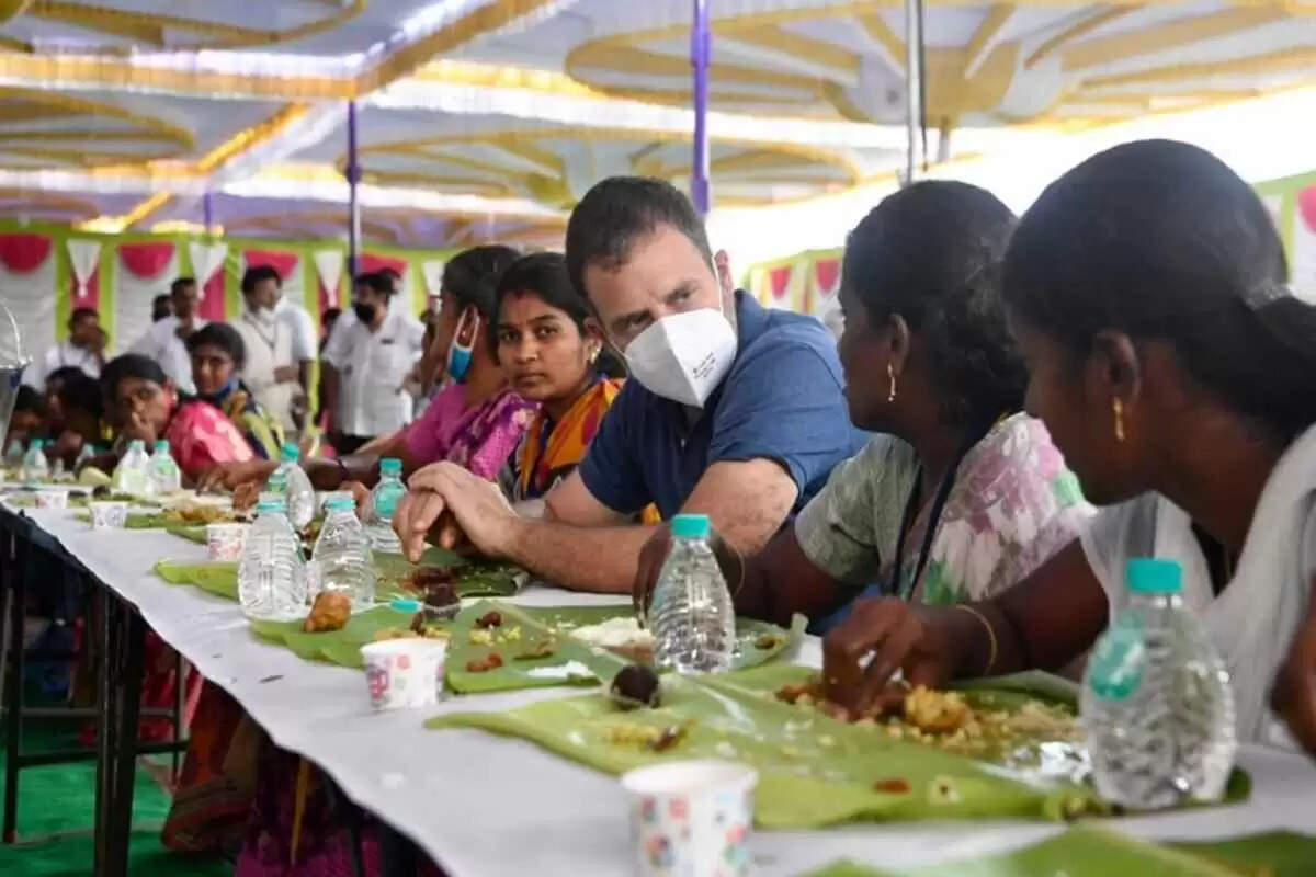 நெசவாளர்களுடன் உணவருந்திய ராகுல்! வைரலாகும் வீடியோ!