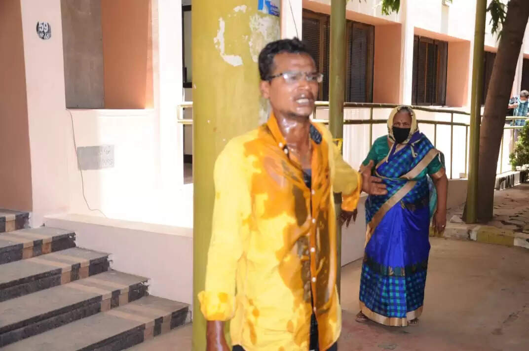 ஈரோடு ஆட்சியர் அலுவலகத்தில் தீக்குளிக்க முயன்ற இளைஞரால் பரபரப்பு!