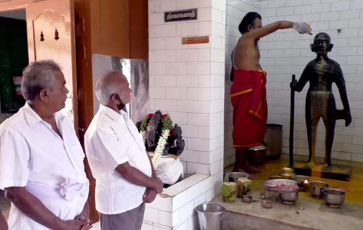 காந்திக்கு கோயில் கட்டி வழிபாடு – சிலைக்கு பால், பன்னீர் அபிஷேகம் !