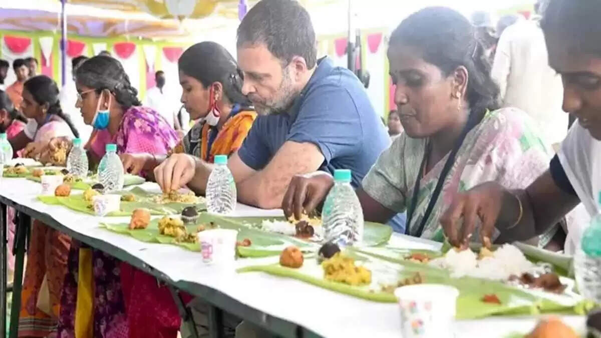 நெசவாளர்களுடன் உணவருந்திய ராகுல்! வைரலாகும் வீடியோ!