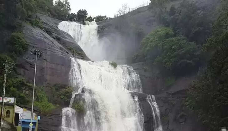 கனமழையின் காரணமாக குற்றாலம் மெயின் அருவியில் வெள்ளப்பெருக்கு!