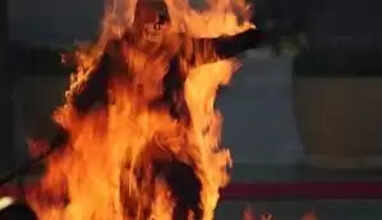 போக்குவரத்து காவலர் அபராதம் போட்டதற்காக நீதிமன்றத்தில் தீக்குளித்த இளைஞர்!