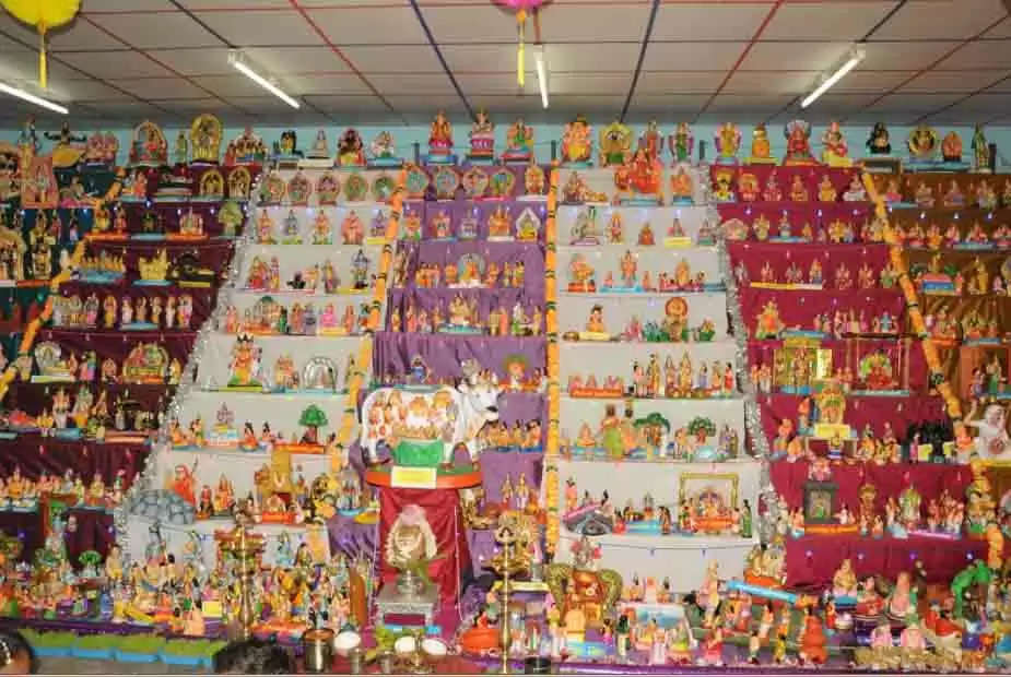 ஈரோடு:  நவராத்திரி விழா கோலாகல தொடக்கம்- பிரம்மாண்ட கொலு கண்காட்சி