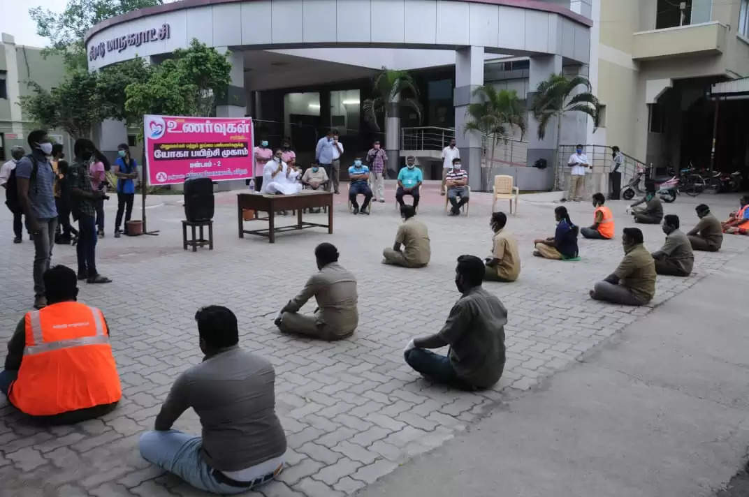 ஈரோட்டில் மாநகராட்சி தூய்மைப் பணியாளர்களுக்கு யோகா பயிற்சி