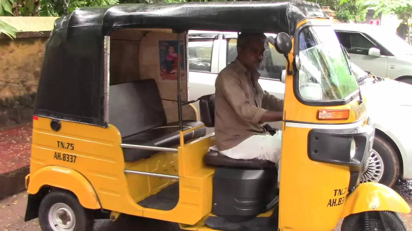 கர்ப்பிணையை அவசரமாக அழைத்துச்சென்ற ஆட்டோ ஓட்டுநர்.. மடக்கிப்பிடித்து பணம் கேட்ட போலீஸ்..