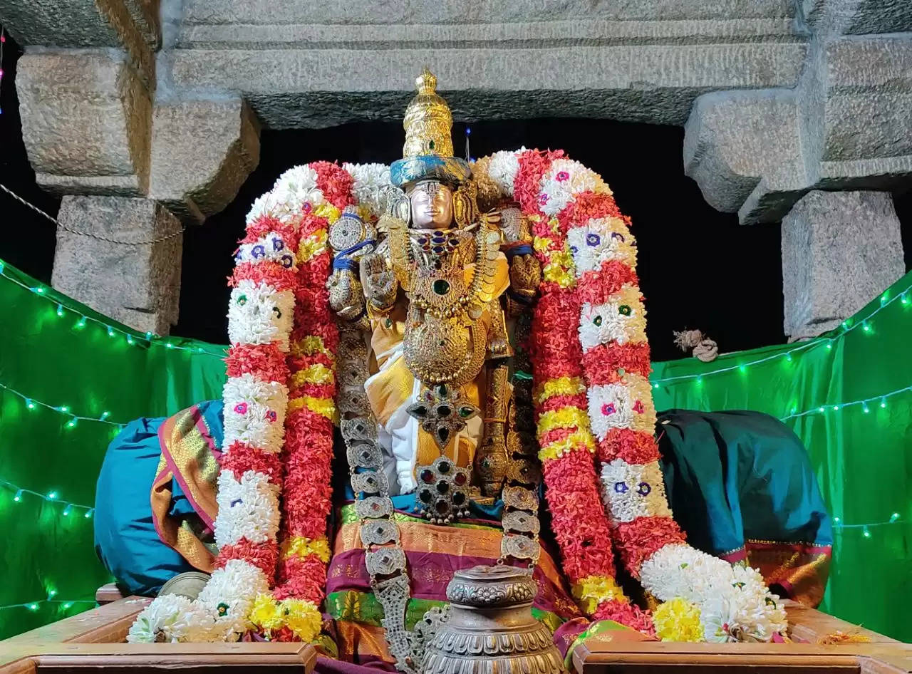 தாடிக்கொம்பு சவுந்தரராஜ பெருமாள் கோயிலில், சொக்கப்பனை கொளுத்தி வழிபாடு