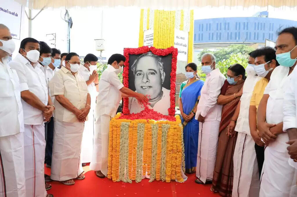 அறிஞர் அண்ணா பிறந்தநாள்; முதல்வர் மு.க.ஸ்டாலின் மரியாதை!