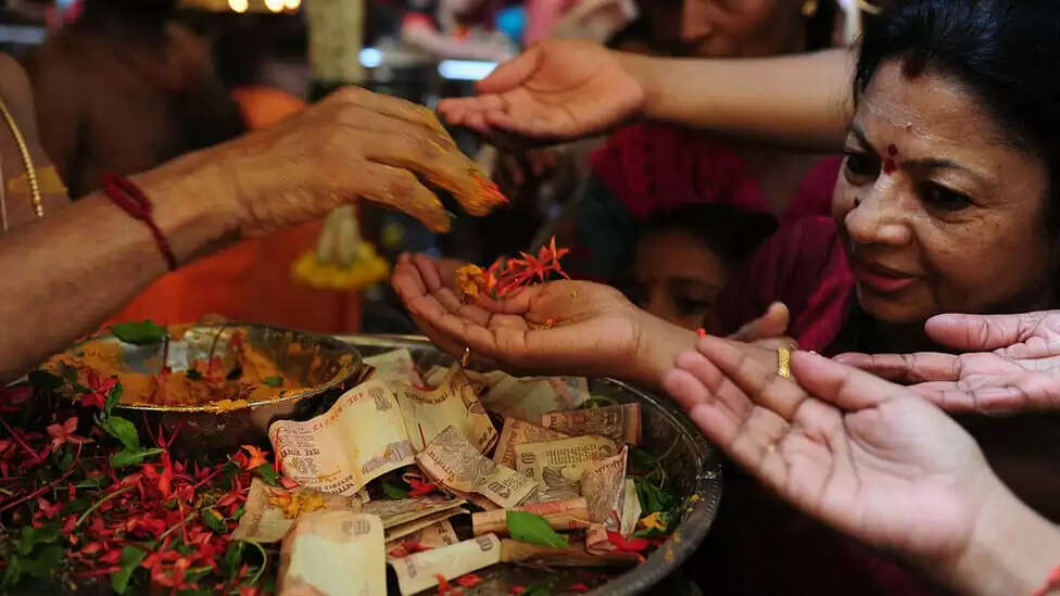 அனைத்து சாதியினரும் அர்ச்சகர் ஆகும் சட்டத்தை நிறைவேற்ற பா.ஜ.க குரல் கொடுக்குமா? – கனிமொழி கேள்வி