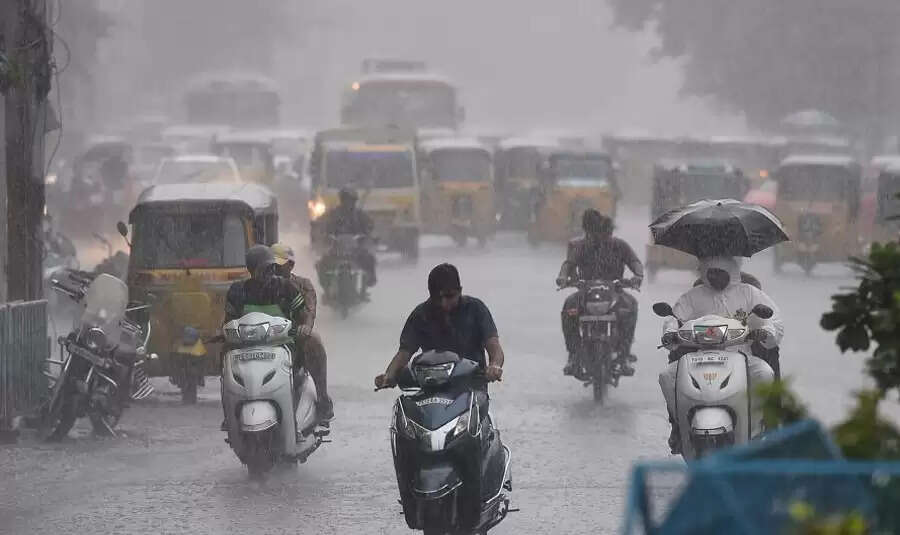 சென்னையின் பல இடங்களில்… வெளுத்து வாங்கும் கனமழை!