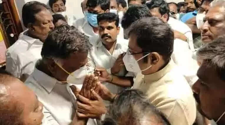 ஓபிஎஸ் வீட்டிற்கு சென்ற டிடிவி தினகரன் -விஜயலட்சுமி உடலுக்கு நேரில் அஞ்சலி