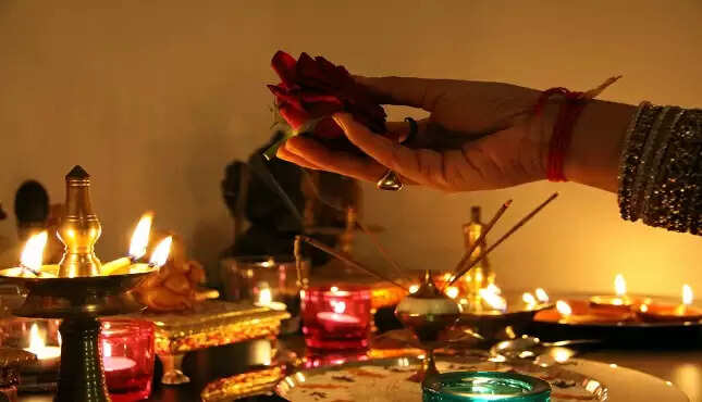 பூஜை அறையில் இருக்க வேண்டிய சாமி படங்கள்!