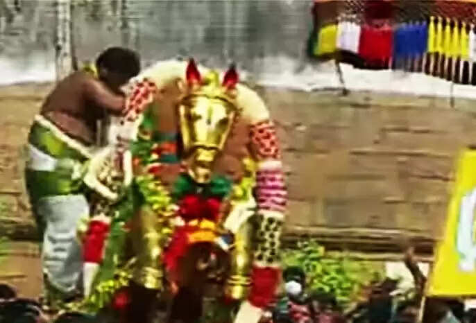 தங்க குதிரை வாகனத்தில் பச்சை பட்டுடுத்தி வைகையில் எழுந்தருளிய கள்ளழகர்!