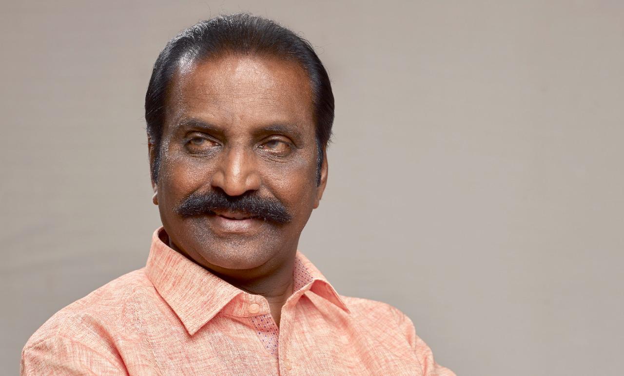 ‘எந்நாளும் .. எண்ணாலும் எண்ணுகிறேன்..’ கலைஞர் பிறந்தநாளையொட்டி வைரமுத்து ட்வீட்..