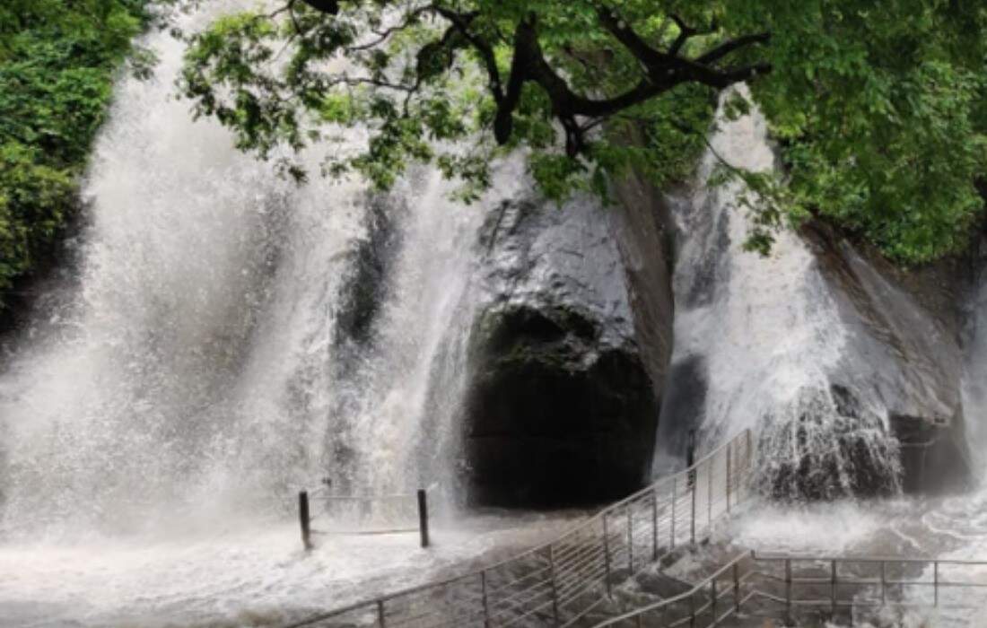 குற்றால மெயின் அருவியில் வெள்ளப்பெருக்கு - சுற்றுலா பயணிகள் குளிக்க தடை