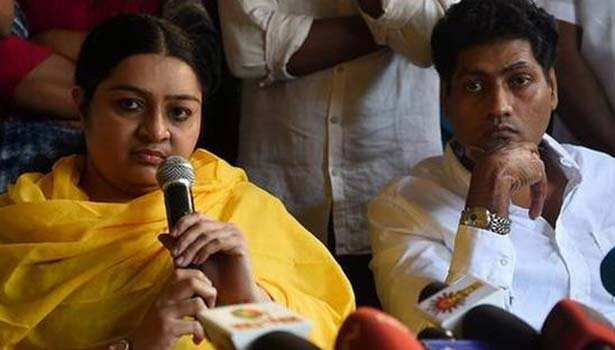 ‘குழந்தை பெற்றுக் கொண்டு கணவரோடு வாழத்தான் எனக்கு ஆசை’ : அரசியலிருந்து விலகிய ஜெ. தீபா அறிவிப்பு!