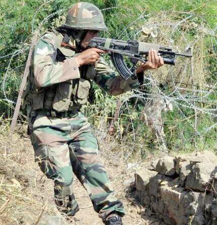 காஷ்மீரில் பயங்கரவாதிகளுடன் துப்பாக்கிச்சூடு : 3 ராணுவ வீரர்கள் வீர மரணம்..