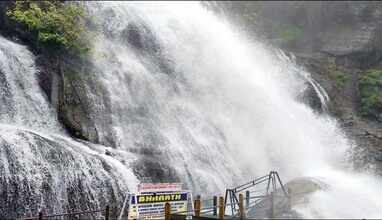 குற்றால அருவியில் திடீர் வெள்ளப்பெருக்கு!