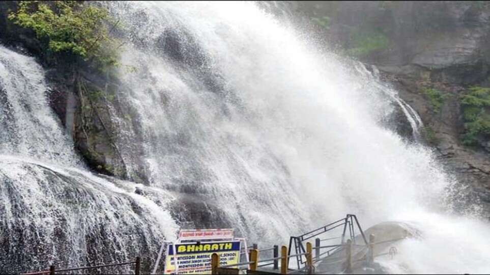 குற்றால அருவியில் திடீர் வெள்ளப்பெருக்கு!