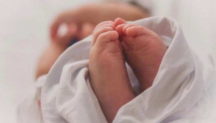 கழிவறையில் குழந்தையை பெற்று குப்பை தொட்டியில் வீசிய பெண்! திருமணத்திற்கு முன்பே விபரீதம்