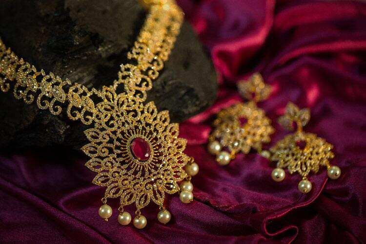 அதிரடியாக குறைந்தது தங்கம் விலை.. நகைப்பிரியர்கள் மகிழ்ச்சி..