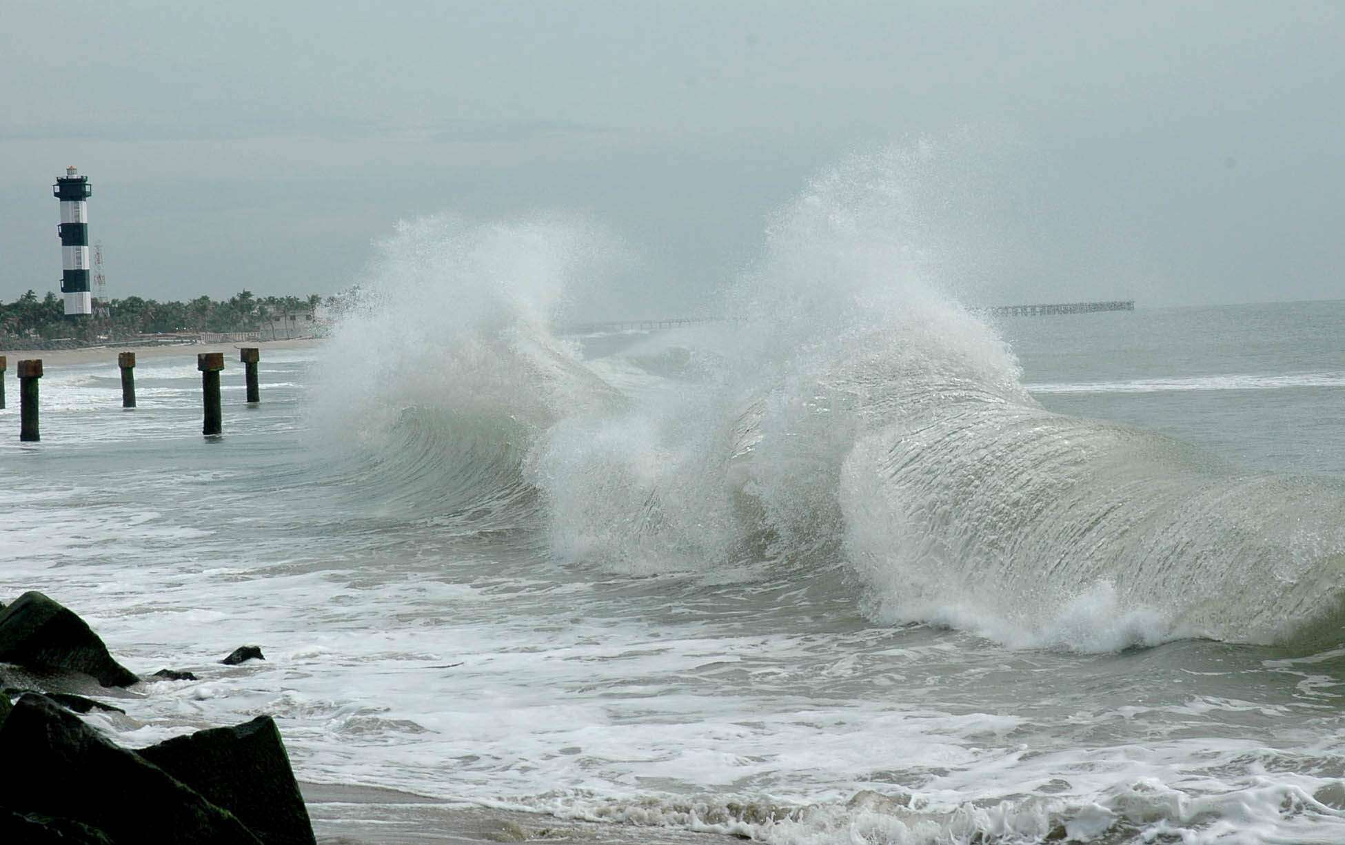 சூறாவளிக்காற்று வீசக்கூடும்.. இந்தப் பகுதிகளுக்குச் செல்ல வேண்டாம் - மீனவர்களுக்கு எச்சரிக்கை..