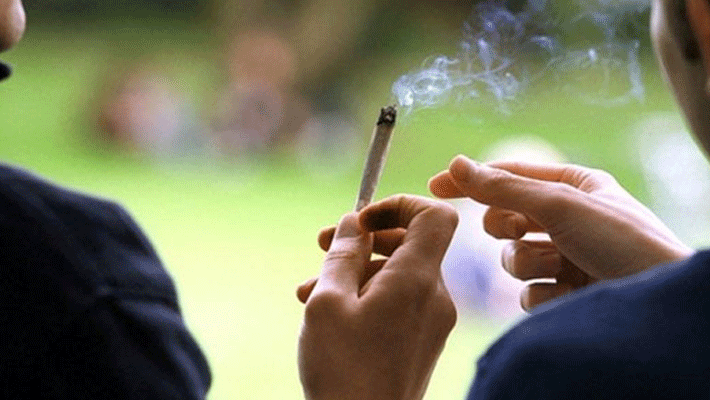 கஞ்சா புகைக்கும் சிறுவர்கள்