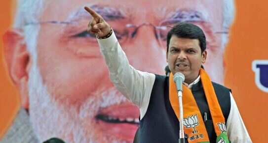 தடை விதிக்க மறுத்த உச்ச நீதிமன்றம்.. முதல்வர் பதவியை துறந்த தாக்கரே.. நாளை முதல்வராகிறார் பட்னாவிஸ்