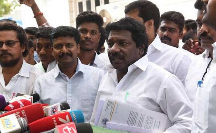 இரு மொழிக் கொள்கையை எந்த காலத்திலும் திமுக அரசு விட்டுக் கொடுக்காது- கருணாஸ்