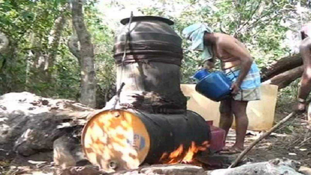 மதுராந்தகம் அருகே கள்ளச்சாராயம் காய்ச்சி விற்பனை செய்தவர் கைது