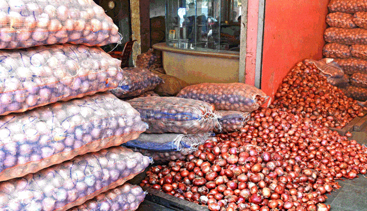 &lsquo;2,000 கிலோ வெங்காயம் பதுக்கப்பட்ட சம்பவம்&rsquo; &ndash; இடைத்தரகர் உட்பட 6 பேர் கைது!