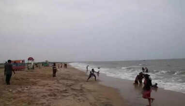 பள்ளியை கட் அடித்துவிட்டு கடலில் குளிக்க வந்த பள்ளி மாணவன் அலையில் சிக்கி மாயம்!