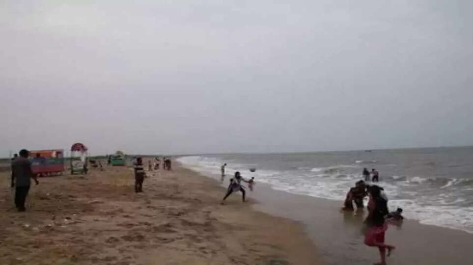 பள்ளியை கட் அடித்துவிட்டு கடலில் குளிக்க வந்த பள்ளி மாணவன் அலையில் சிக்கி மாயம்!