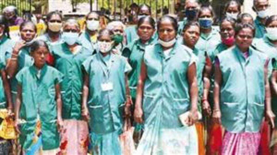 கூலி உயர்வு கோரி மாநகராட்சி ஆணையரிடம், தூய்மை பணியாளர்கள் மனு